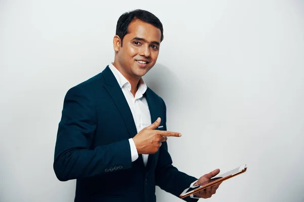 Indischer Geschäftsmann Hält Tablet Computer Der Hand Und Zeigt Auf — Stockfoto
