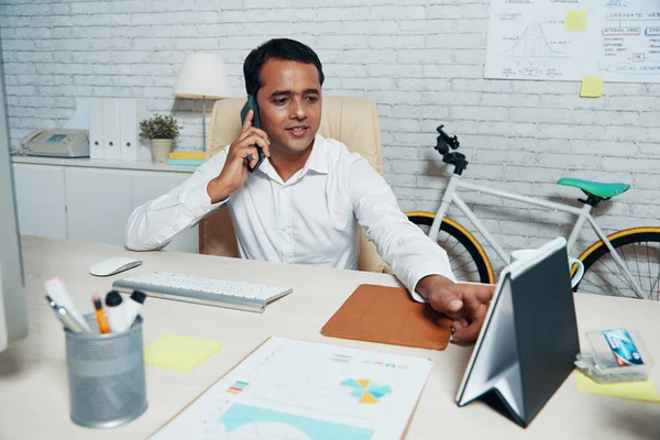 Indiano Empresário Sentado Mesa Escritório Marcar Consulta Por Telefone — Fotografia de Stock