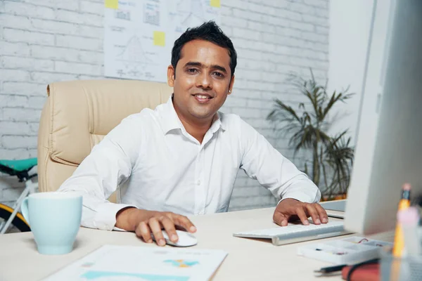 Красивий Індійський Бізнесмен Посміхаючись Камеру Під Час Роботи Комп Ютері — стокове фото