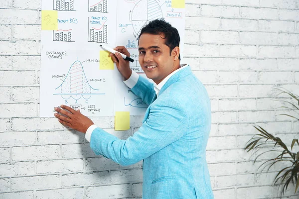 Csinos Indiai Üzletember Mosolyogva Kamera Miközben Grafikonok Elemzése — Stock Fotó