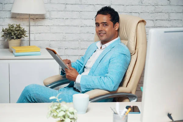 Portrait Elegant Confident Manager Sitting Chair Workplace Using Tablet Computer — Stock Photo, Image