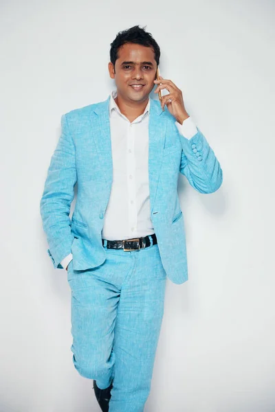 Porträt Eines Stilvollen Indischen Geschäftsmannes Der Sich Eine Weiße Wand — Stockfoto
