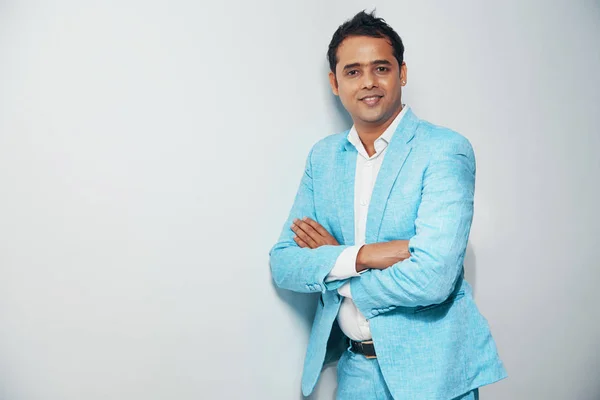 Porträt Eines Selbstbewussten Indischen Geschäftsmannes Eleganten Hellblauen Anzug Der Der — Stockfoto