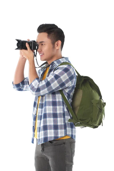 Asijské Turistické Muž Batohem Vyfotit Moderní Kamery Izolované Bílém Pozadí — Stock fotografie