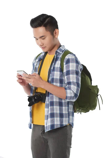 Asiático Jovem Turista Homem Usando Smartphone Enquanto Contra Fundo Branco — Fotografia de Stock