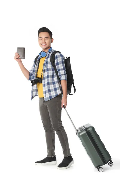 Volledige Lengte Portret Van Vrolijke Aziatische Tourist Met Koffer Paspoort — Stockfoto