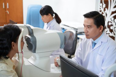 Bakanlar Kurulu göz hastalıkları kliniği kadın vizyonu kontrol Asya doktorlar konsantre