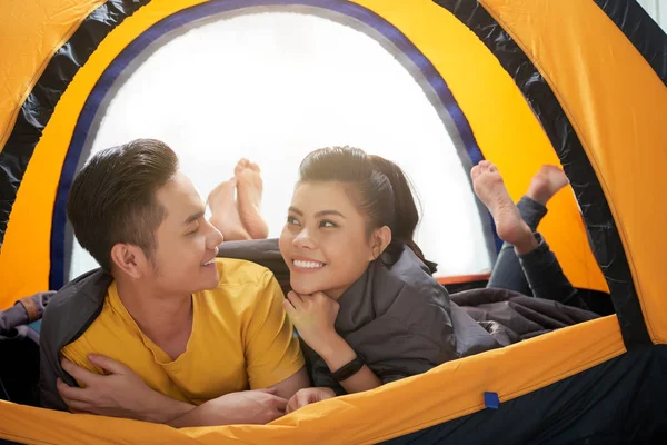 Sonriente Pareja Asiática Relajándose Tienda —  Fotos de Stock