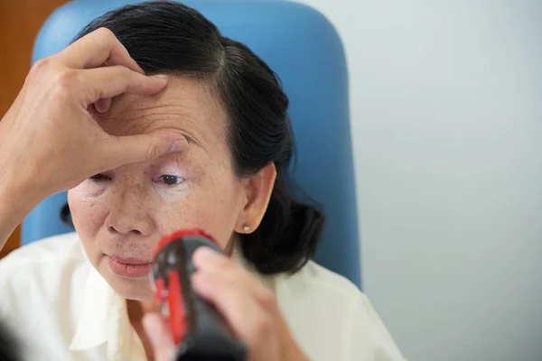 Docteur Tenant Torche Examinant Les Yeux Une Femme Asiatique Mature — Photo