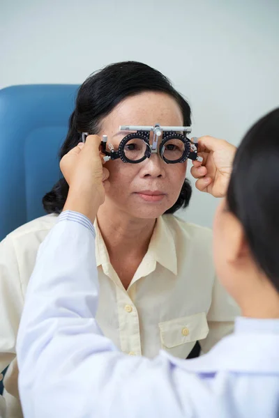 Augenarzt Setzt Spezialbrille Mit Versuchslinse Auf Erwachsene Asiatische Frauenaugen — Stockfoto