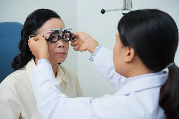 Spécialiste Vision Professionnelle Prenant Soin Patient Asiatique Dans Cabinet Hôpital — Photo