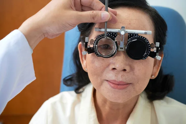 Mano Del Médico Ajuste Especial Examinar Gafas Lentes Ensayo Cara — Foto de Stock