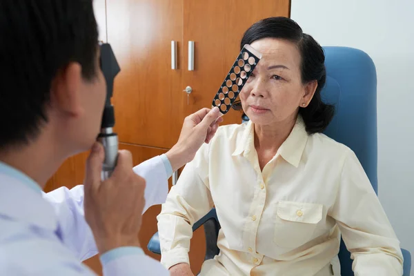 Hombre Usando Equipo Probando Vista Mujer Asiática Madura Sentada Silla — Foto de Stock