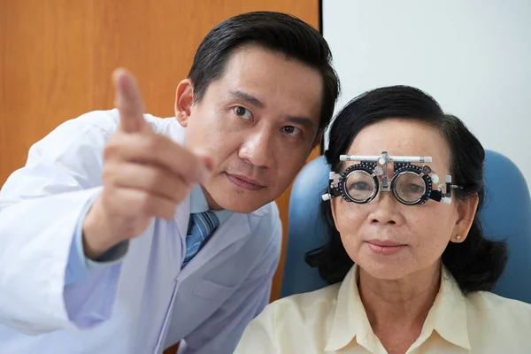 Volwassen Asian Arts Wijzende Vinger Weg Terwijl Diagnose Gezichtsvermogen Van — Stockfoto