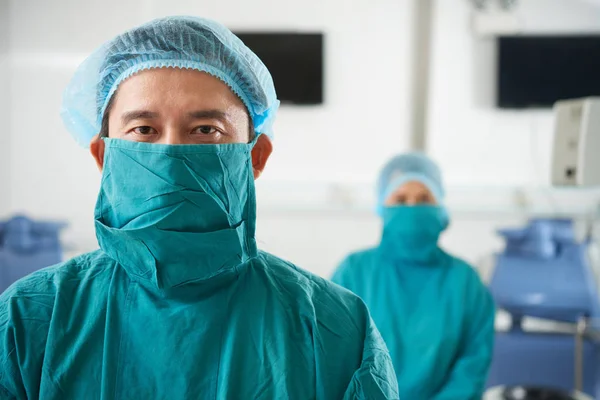 手术室里的亚洲医生穿着制服的外科医生 看着摄像机 — 图库照片
