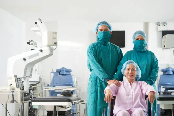 Médecins Professionnels Avec Une Femme Asiatique Souriante Dans Une Chaise — Photo