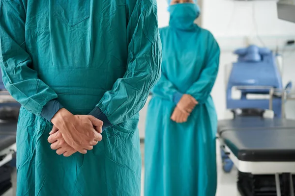 Απρόσωπη Βολή Από Επαγγελματική Χειρουργούς Στην Πράσινη Αποστειρωμένη Παλτά Που — Φωτογραφία Αρχείου
