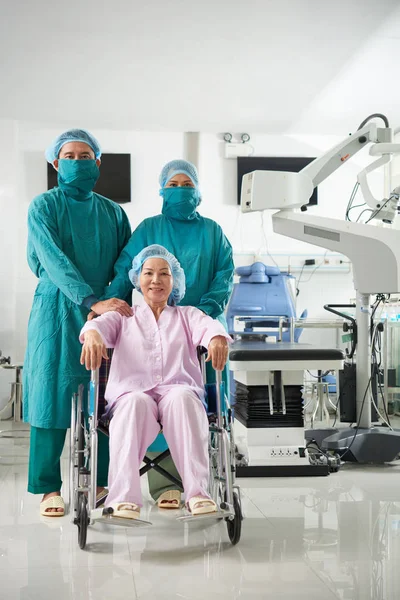 Mature Asian Woman Sitting Wheel Chair Professional Surgery Doctors — Stock Photo, Image