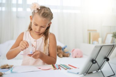 liseli kız ile kalemler sanat proje evde masa üzerinde 