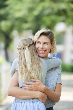Varoluş kızını sarılma mutlu olgun kadın
