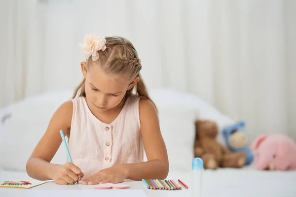 Dibujo Colegiala Con Lápices Colores Casa — Foto de Stock