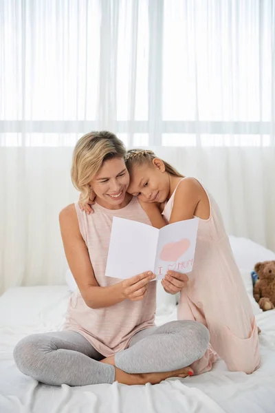 Menina Apresentando Cartão Saudação Para Sua Mãe — Fotografia de Stock