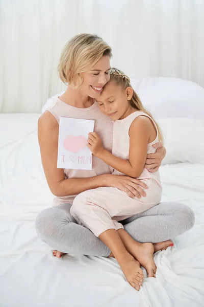 Lächeln Mädchen Und Mutter Mit Grußkarte Schlafzimmer Auf Dem Bett — Stockfoto