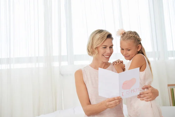 Happy Woman Reading Greeting Card Daughter — Stock Photo, Image