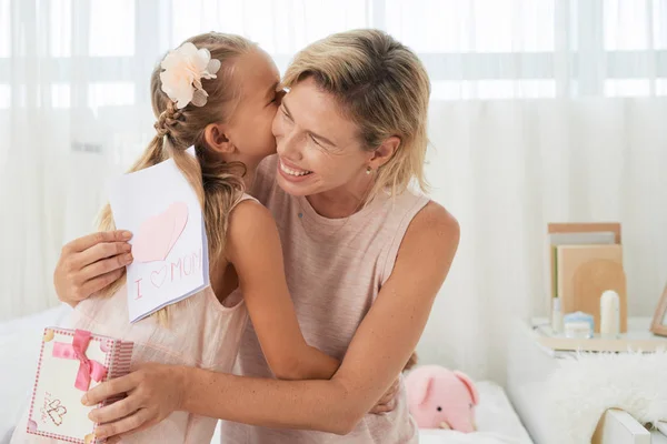 Maman Heureuse Avec Carte Vœux Cadeau Fille Fille Embrassant Mère — Photo