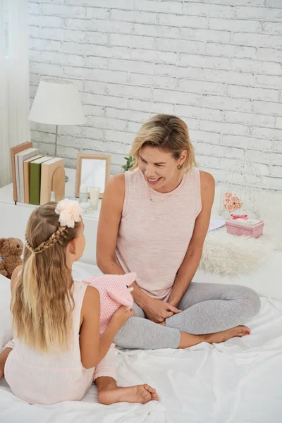 Mutter Und Ihre Preteen Tochter Spielend Bett — Stockfoto