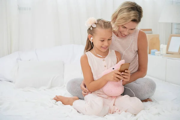 Mãe Alegre Filha Ouvindo Música Smartphone — Fotografia de Stock