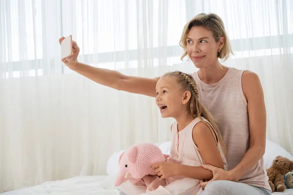 Mãe Alegre Filha Tomando Selfie Telefone Celular Casa Cama — Fotografia de Stock