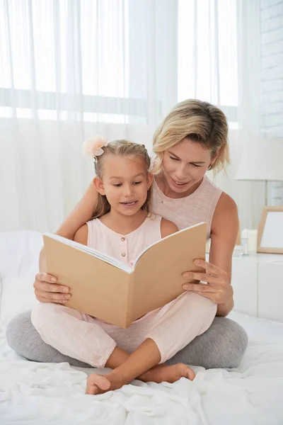 Ibu Dan Anak Yang Ceria Membaca Buku Bersama Tempat Tidur — Stok Foto