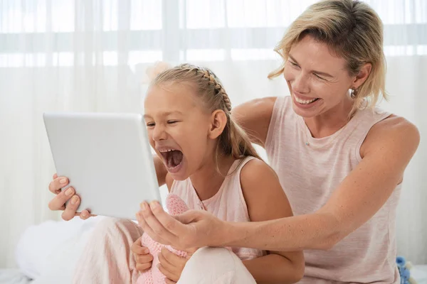 Mãe Filha Rindo Enquanto Assiste Filme Computador Tablet — Fotografia de Stock