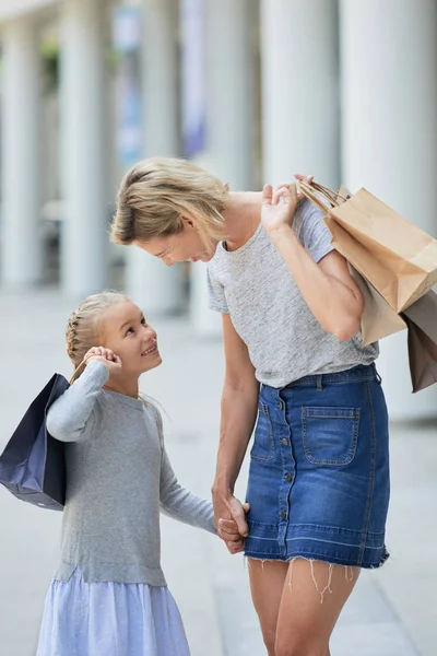 Glimlachend Meisje Moeder Bedrijf Papieren Zakken Straat Praten — Stockfoto