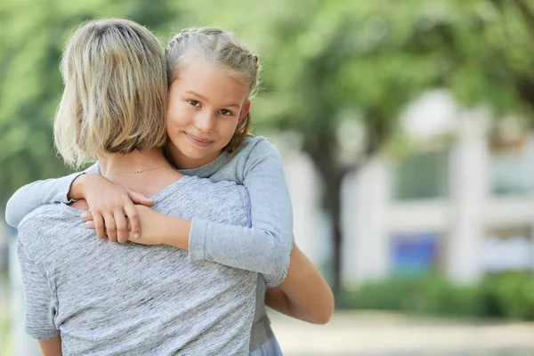 Vrouw Knuffelen Haar Kleine Meisje Buiten — Stockfoto