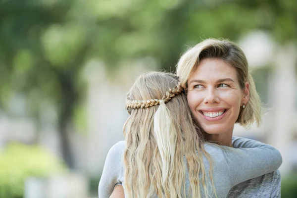 Sonriendo Feliz Bonita Mujer Abrazando Hija Aire Libre —  Fotos de Stock