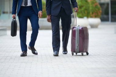Bavul açık havada yürüyüş ile iş adamları resim kırpılmış