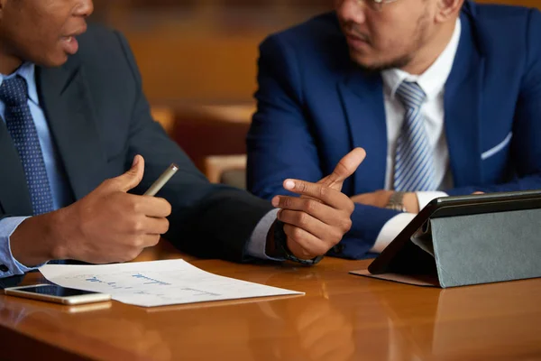 Imagen Recortada Gente Negocios Discutiendo Informe Financiero Reunión — Foto de Stock