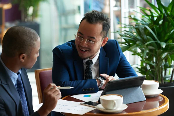 Alegre Hombre Negocios Vietnamita Teniendo Reunión Con Socio Afroamericano Cafetería — Foto de Stock