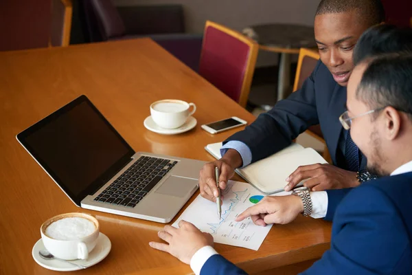 Hombres Negocios Mesa Madera Con Ordenador Portátil Tazas Café Estadísticas — Foto de Stock