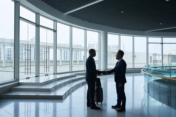 Affärsresenärer Som Skakar Hand Flygplats Terminal Hall Med Glasfönster — Stockfoto