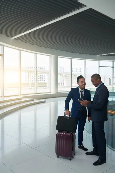 Empresários Com Bagagem Usando Móvel Terminal Aeroporto Hall Com Janelas — Fotografia de Stock