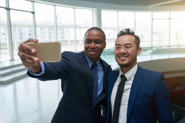 Glückliche Multiethnische Geschäftspartner Die Selfie Flughafen Machen — Stockfoto