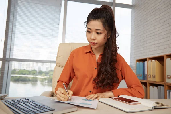 Porträtt Kvinna Skrivbord Med Finansanalytiker Papper Dokument — Stockfoto