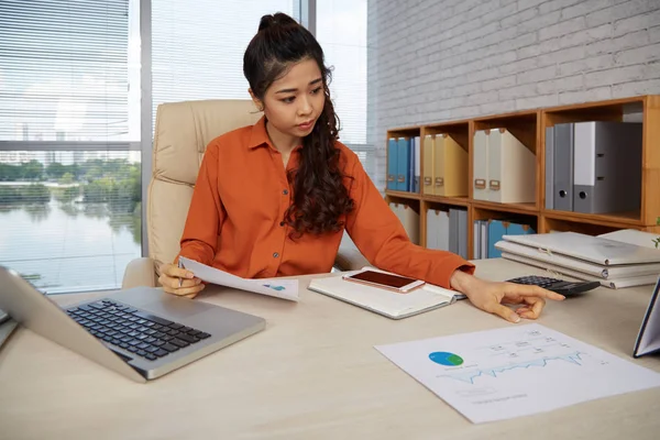 Jonge Aziatische Vrouw Ondernemer Werken Met Financiële Documenten — Stockfoto