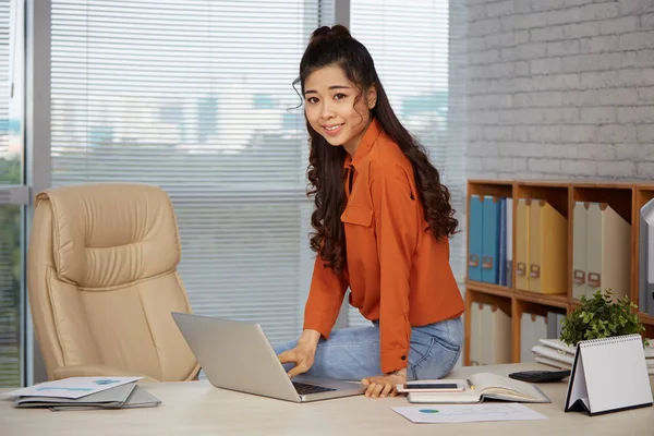 Prachtige Mooie Zakenvrouw Zittend Kantoor Tafel Met Laptop Camera Kijken — Stockfoto