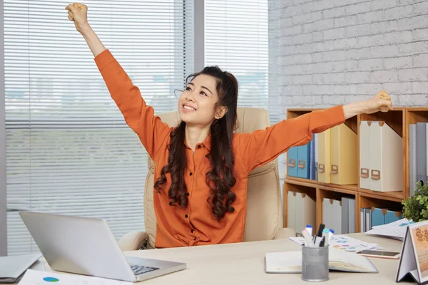 Щаслива Збуджена Молода Бізнес Леді Сидить Стільці Офісі Розтягує Руки — стокове фото