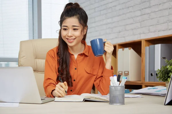 Glada Kvinnliga Entreprenör Hålla Tekopp Vid Bord Med Laptop Och — Stockfoto