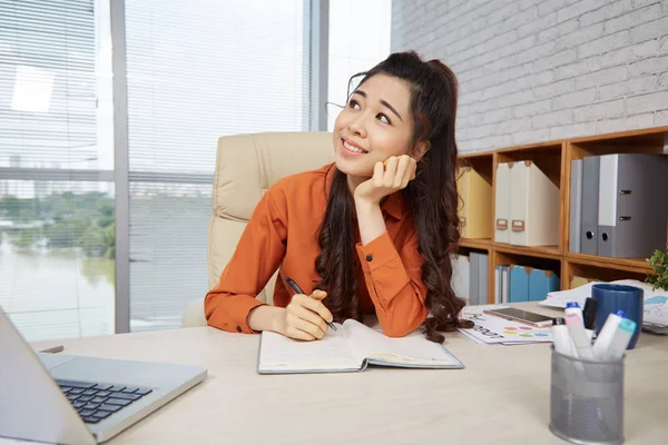 Härlig Drömmande Asiatisk Kvinna Sitter Vid Skrivbord Med Laptop Och — Stockfoto